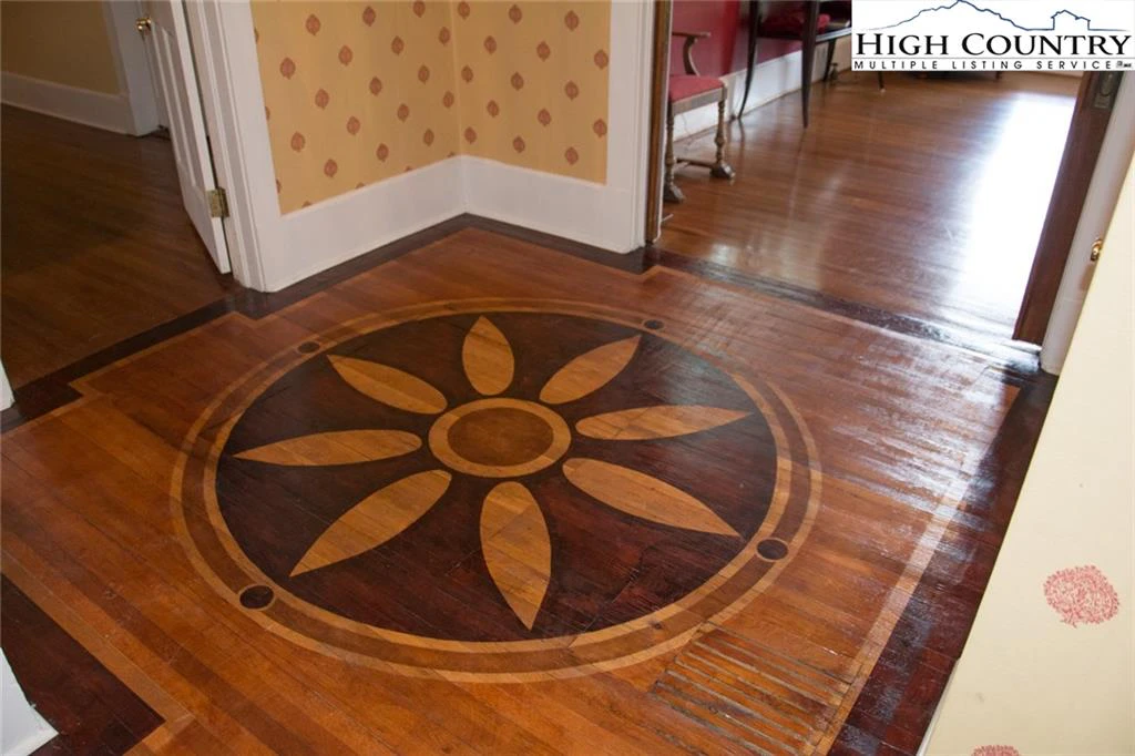 Image number 3 for the current listing