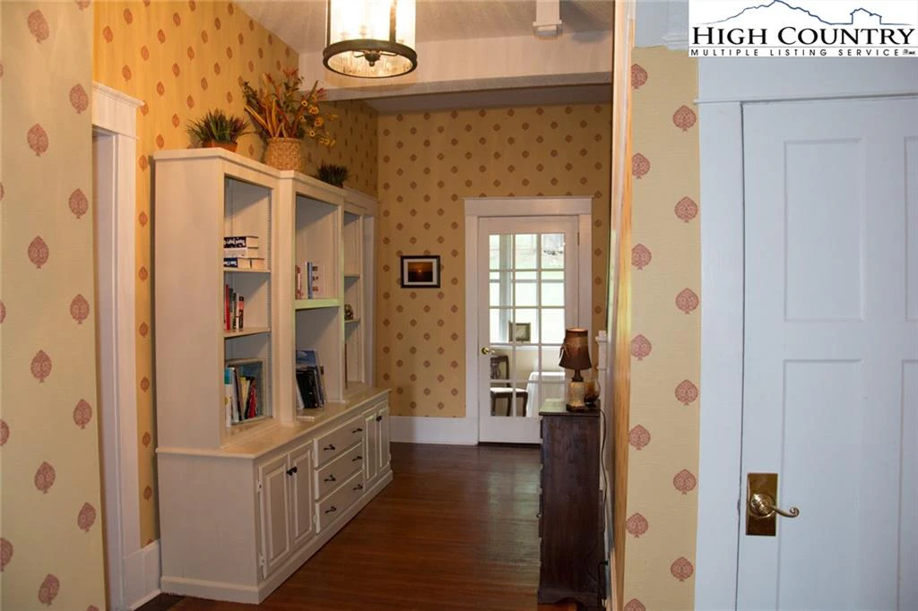 Image number 4 for the current listing