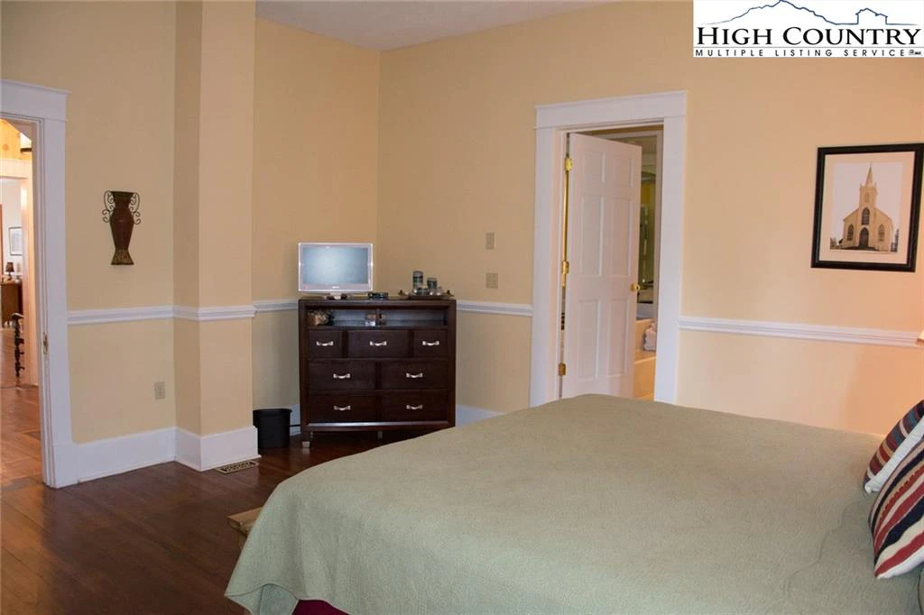 Image number 7 for the current listing