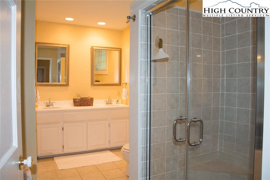 Image number 8 for the current listing