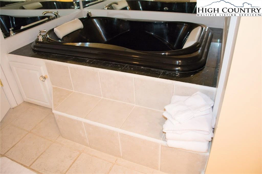 Image number 9 for the current listing