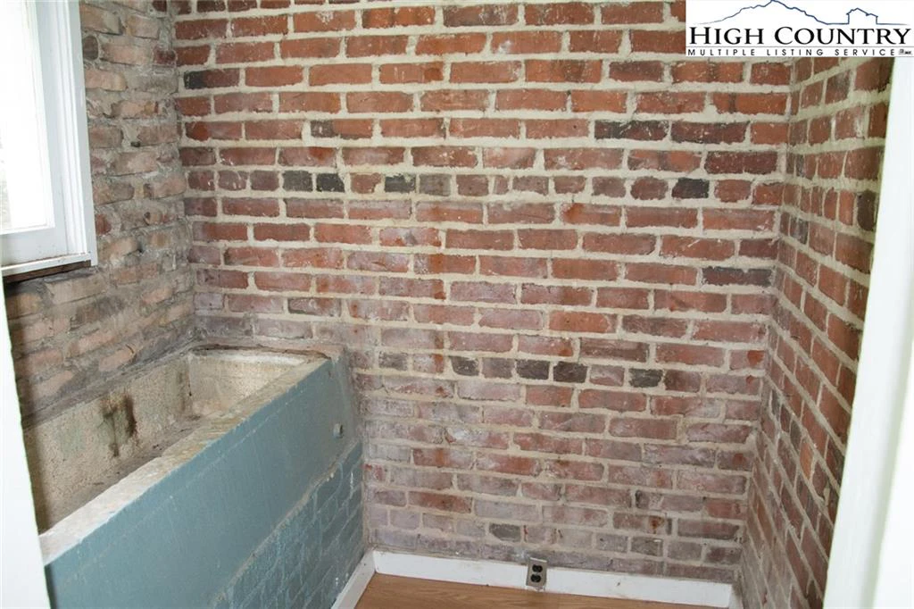 Image number 2 for the current listing