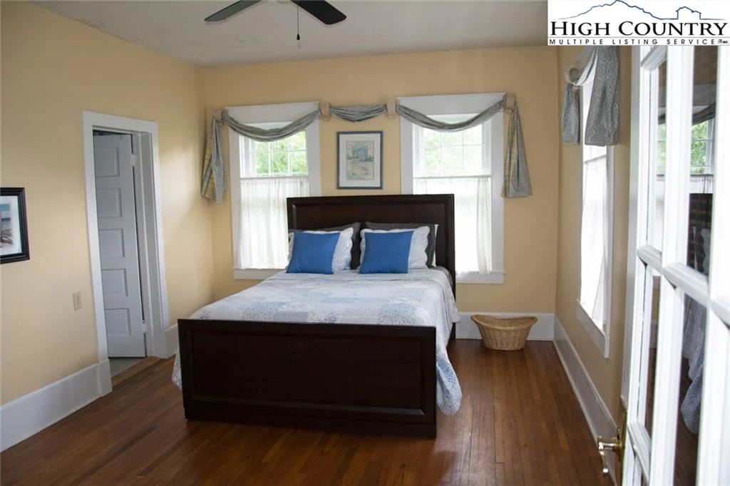 Image number 13 for the current listing