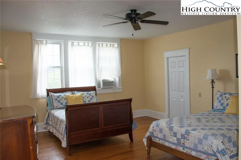 Image number 17 for the current listing