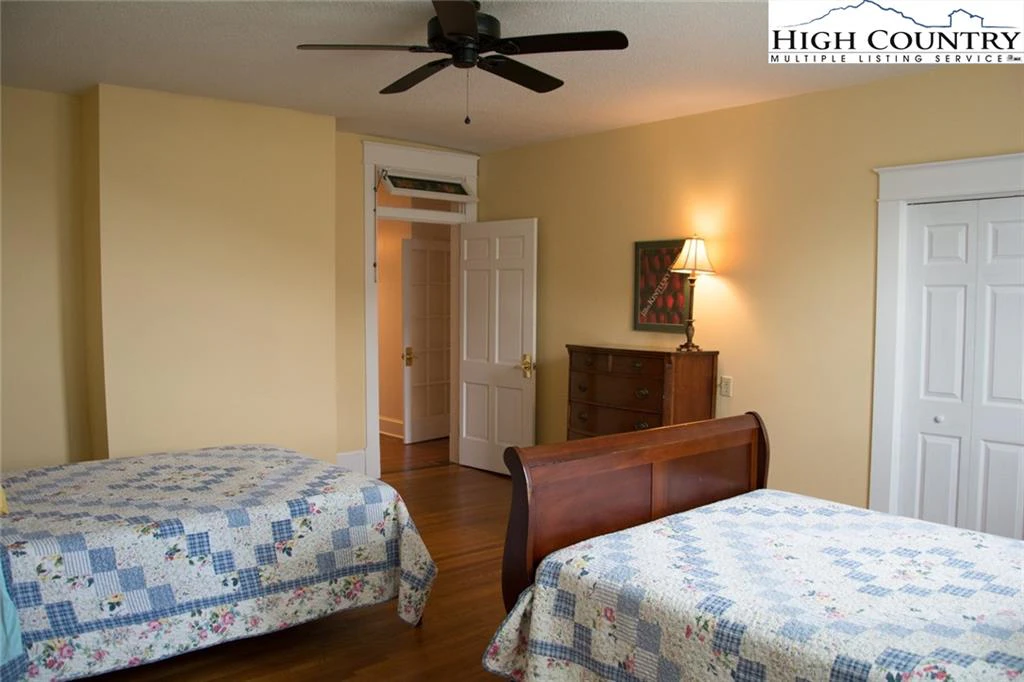 Image number 18 for the current listing