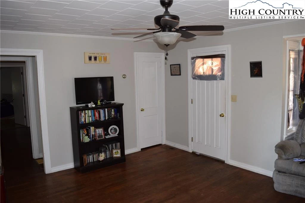 Image number 11 for the current listing