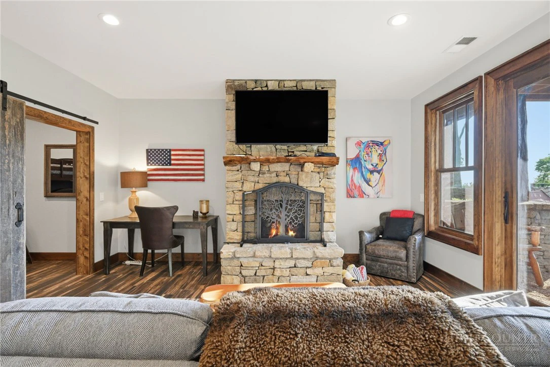 Image number 21 for the current listing