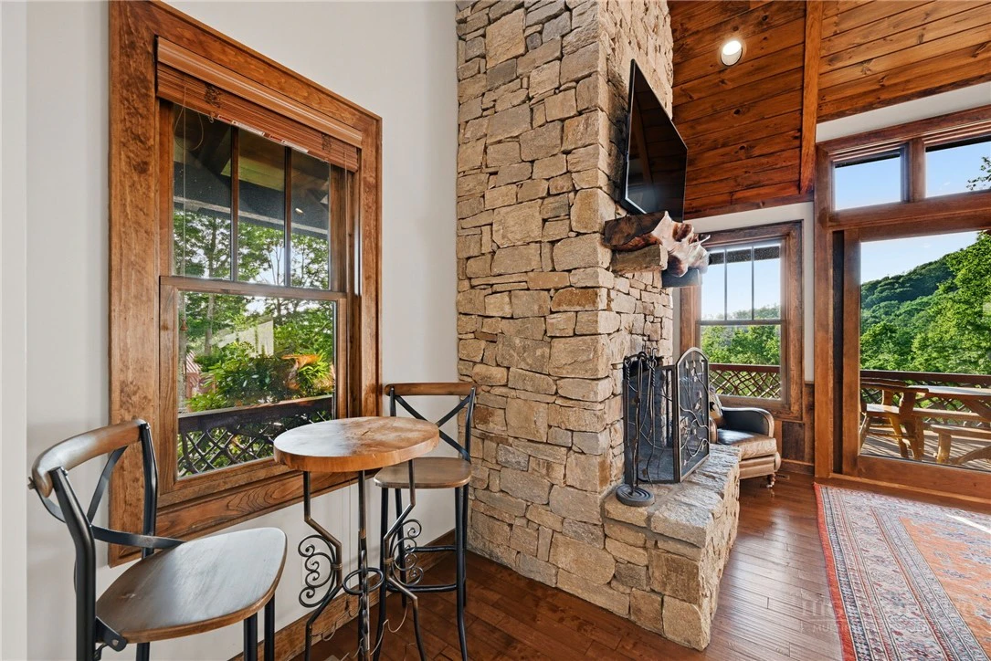 Image number 11 for the current listing