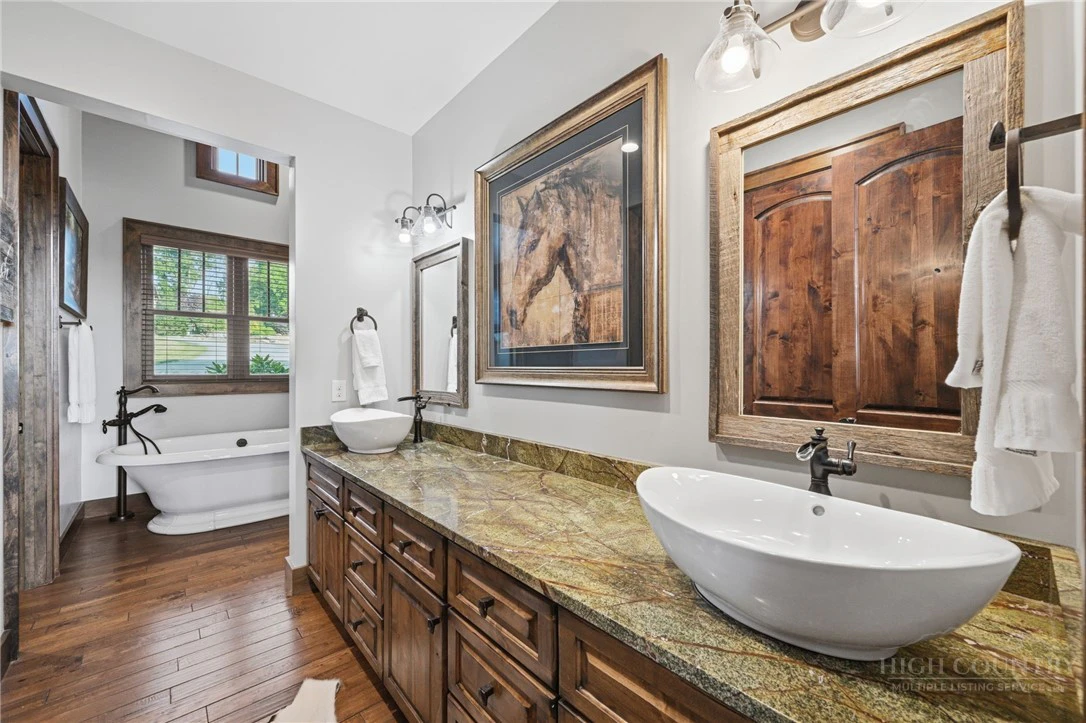 Image number 14 for the current listing