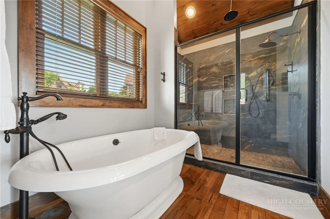 Image number 15 for the current listing