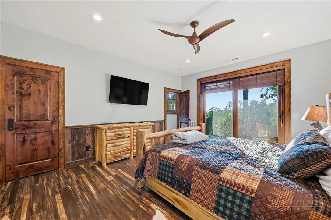 Image number 17 for the current listing