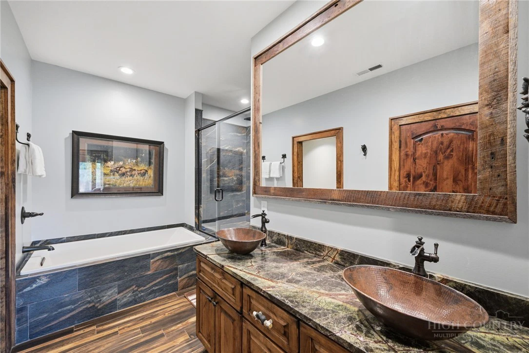 Image number 19 for the current listing