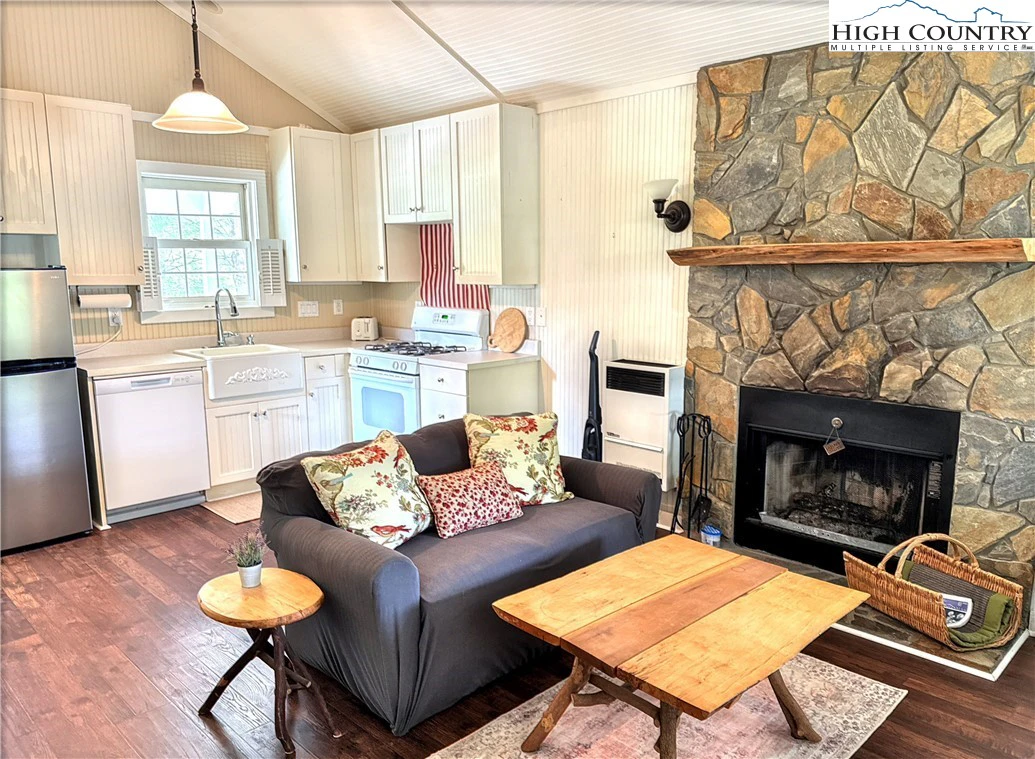 Image number 18 for the current listing