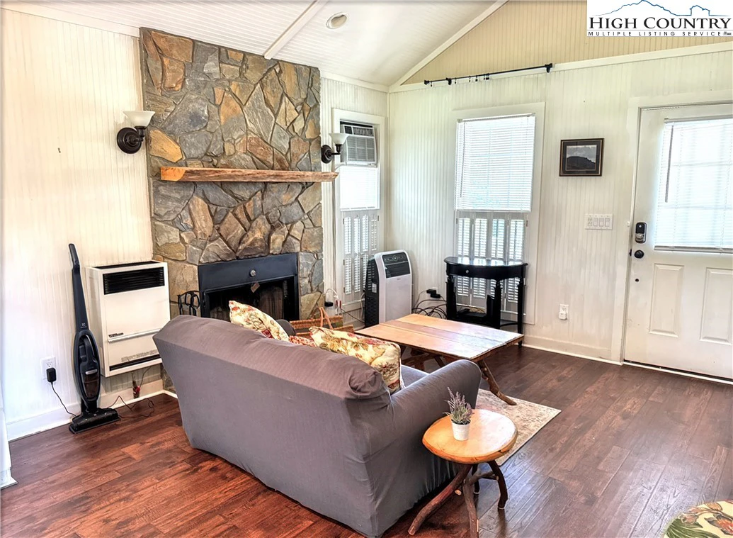 Image number 13 for the current listing