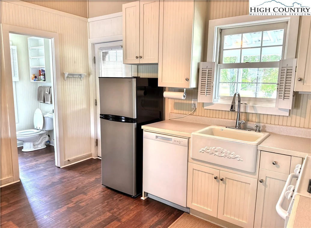 Image number 11 for the current listing