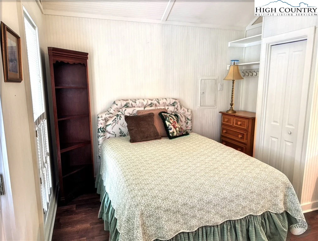Image number 4 for the current listing