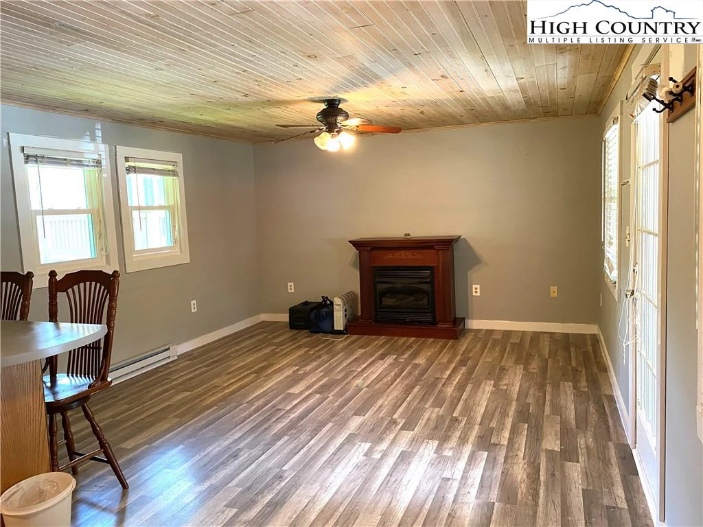 Image number 20 for the current listing