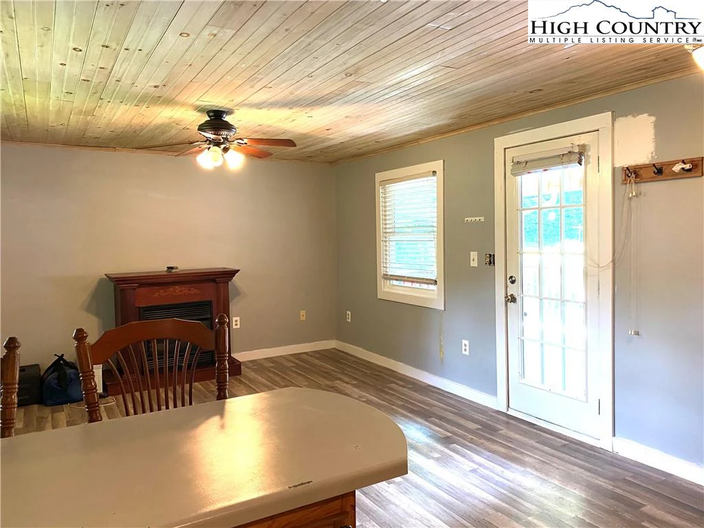 Image number 17 for the current listing