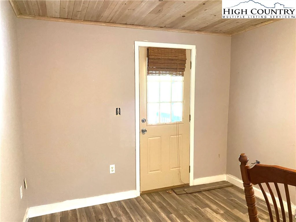 Image number 16 for the current listing