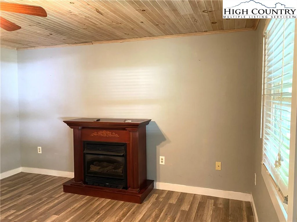 Image number 21 for the current listing