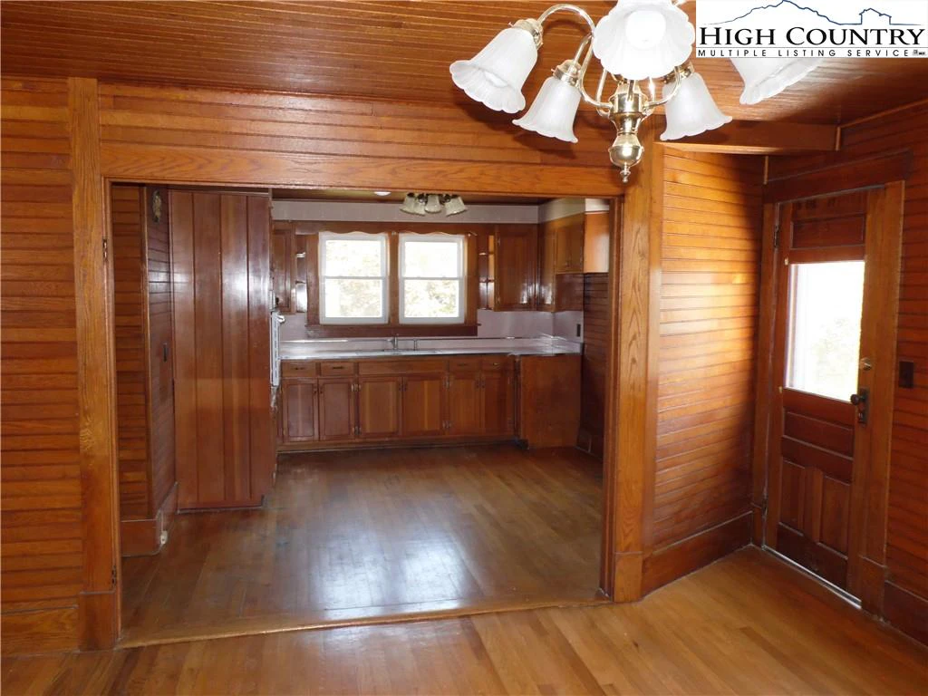 Image number 21 for the current listing