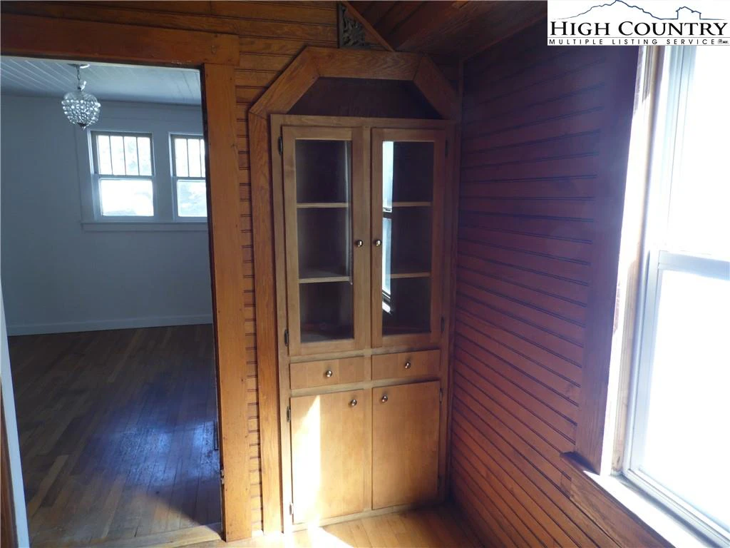 Image number 11 for the current listing