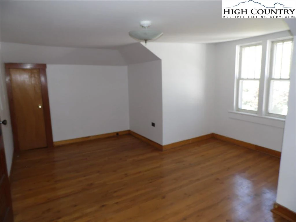 Image number 7 for the current listing