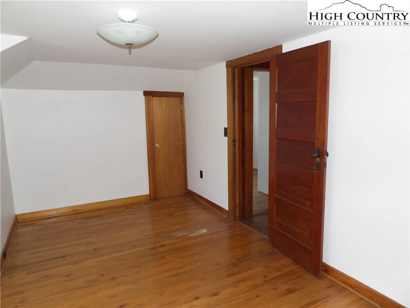 Image number 8 for the current listing
