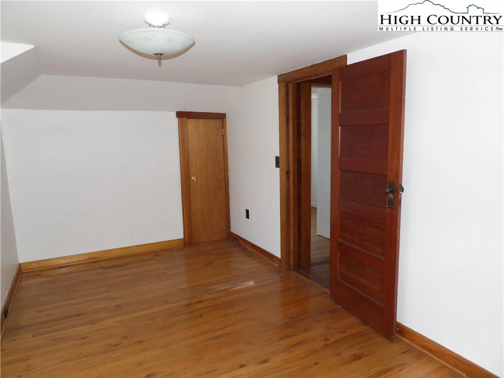 Image number 8 for the current listing