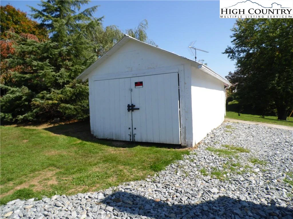 Image number 14 for the current listing