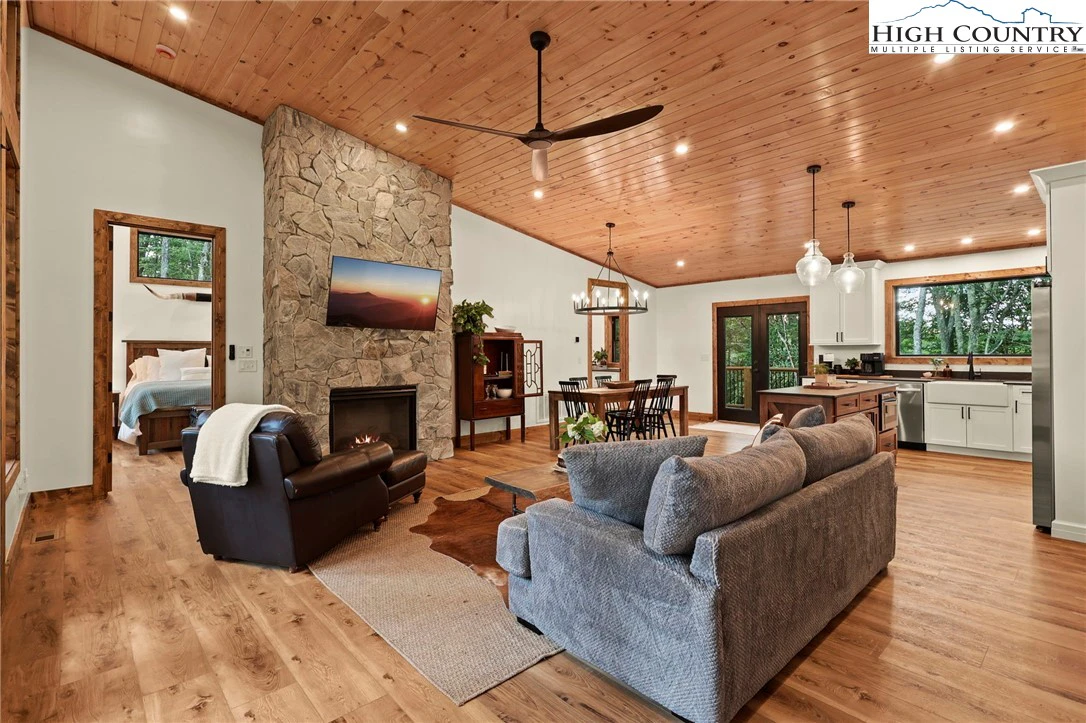 Image number 16 for the current listing