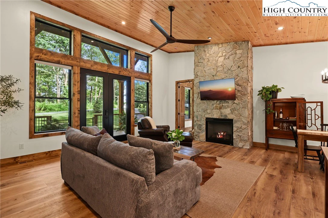 Image number 20 for the current listing