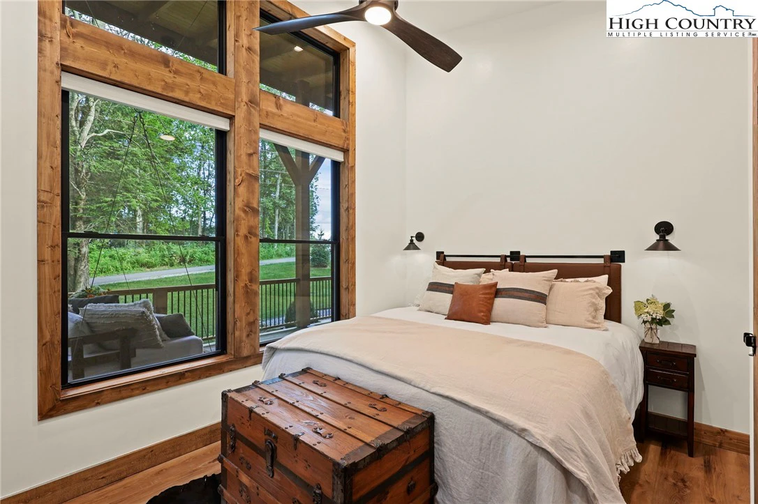 Image number 4 for the current listing