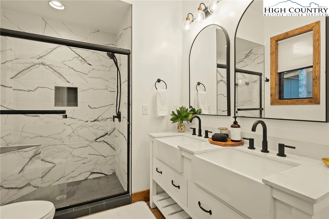Image number 2 for the current listing