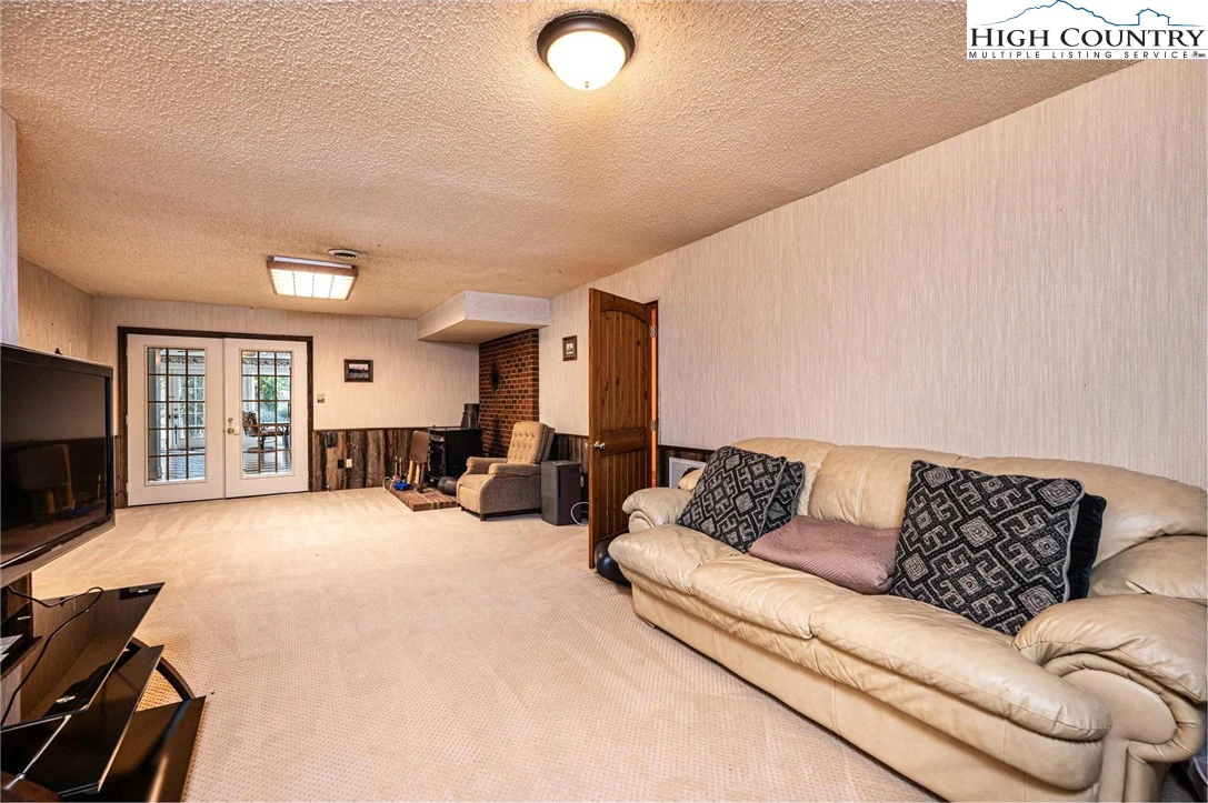 Image number 11 for the current listing