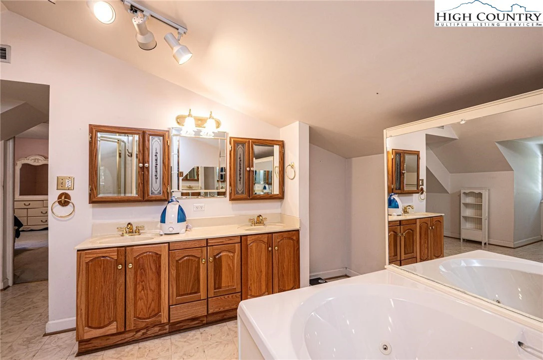 Image number 5 for the current listing