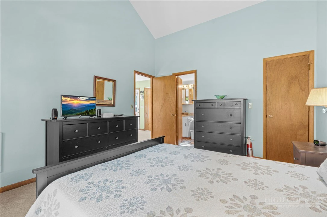Image number 16 for the current listing