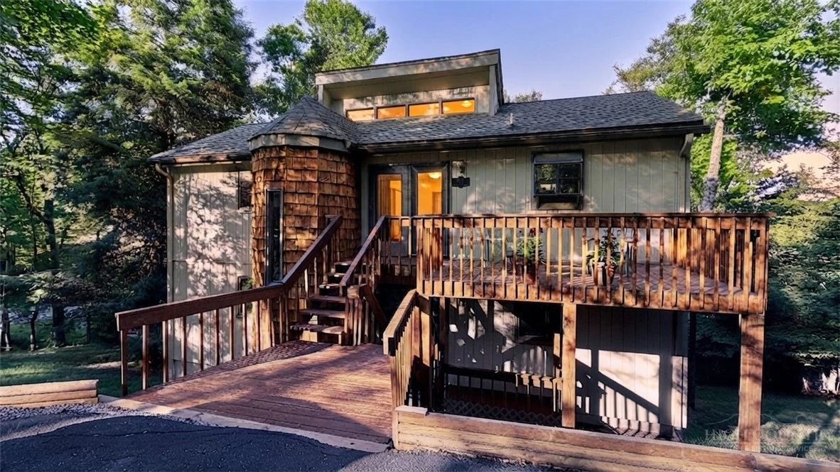 Image number 2 for the current listing