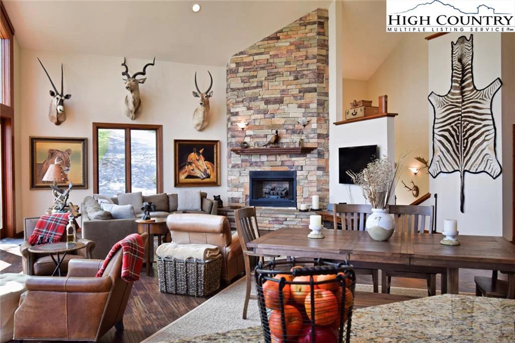 Image number 2 for the current listing