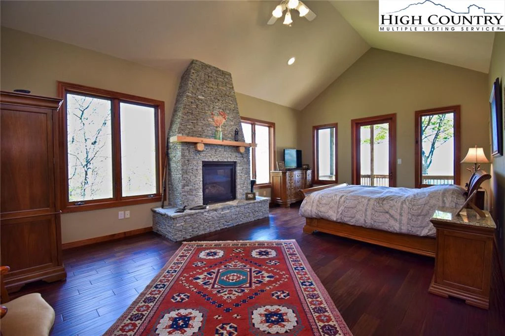 Image number 12 for the current listing