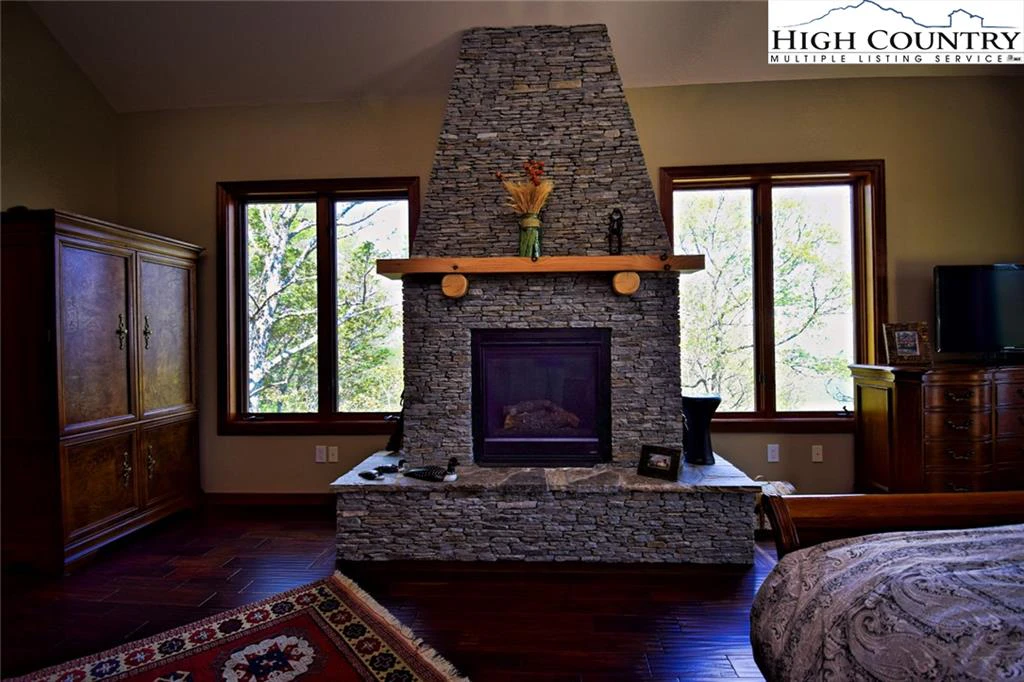 Image number 11 for the current listing