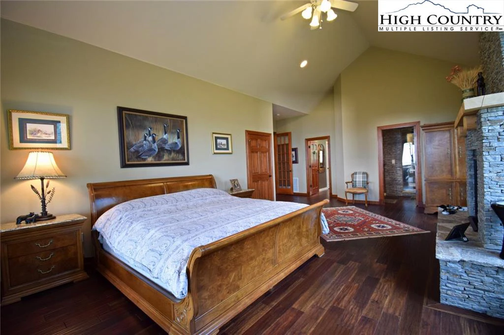Image number 8 for the current listing