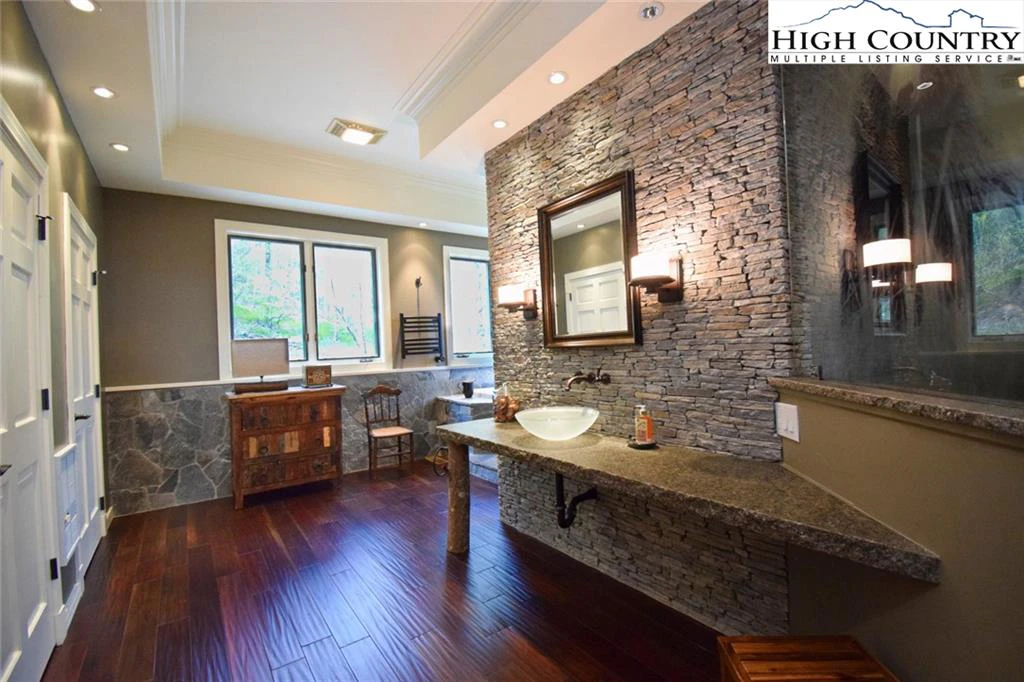 Image number 7 for the current listing