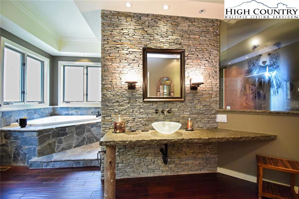 Image number 6 for the current listing