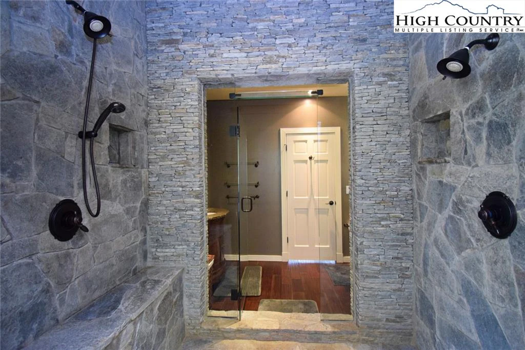 Image number 5 for the current listing