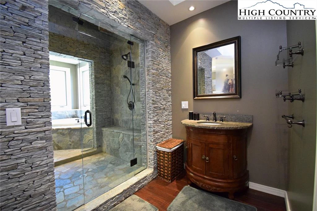 Image number 3 for the current listing