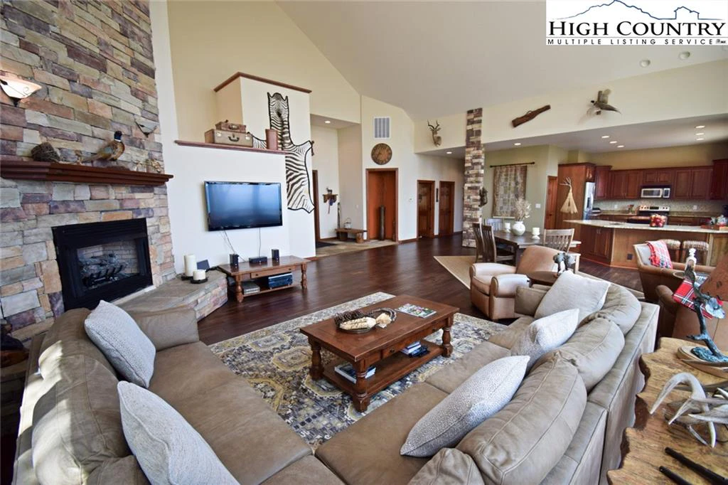 Image number 19 for the current listing