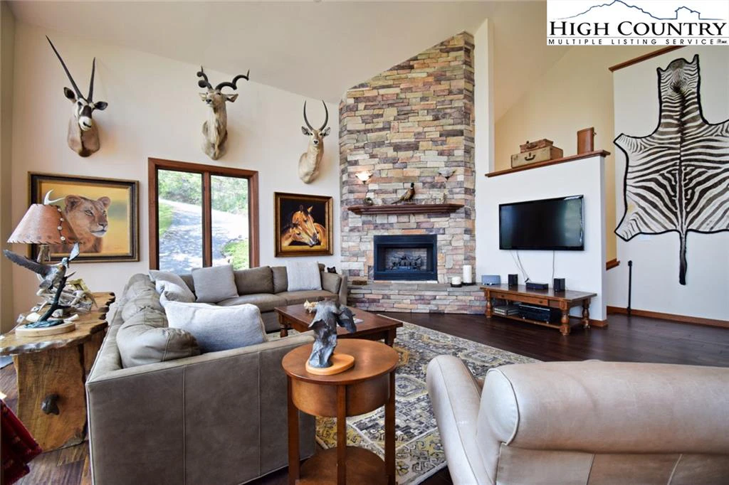 Image number 18 for the current listing