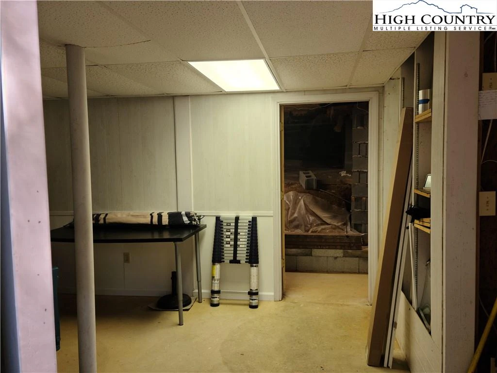 Image number 19 for the current listing