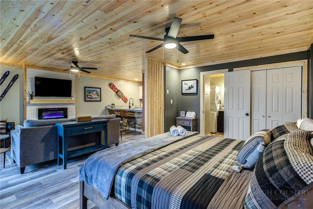 Image number 2 for the current listing